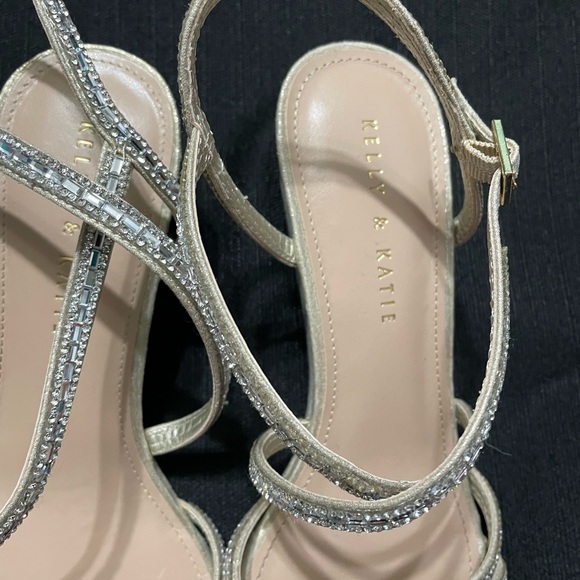 Kelly and Katie gold opened toe, wedged sandals. Size 8 1/2 women’s. - Picture 3 of 7